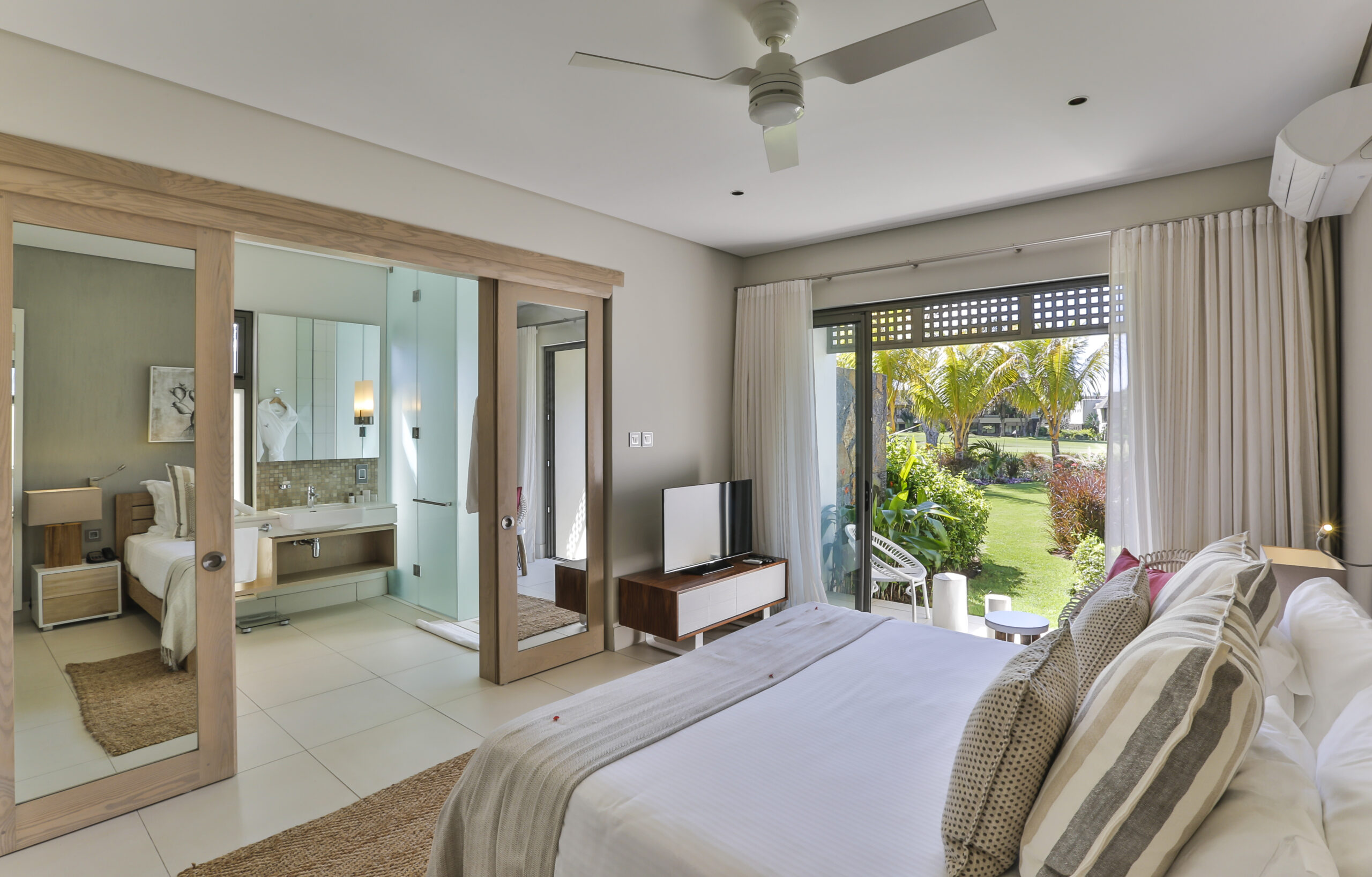 Prestige Villa - 1 _ 2 bedrooms (Master bedroom)